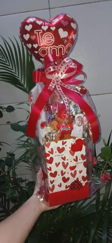 Cesta Romântica Personalizada Chocolates e Guloseimas.