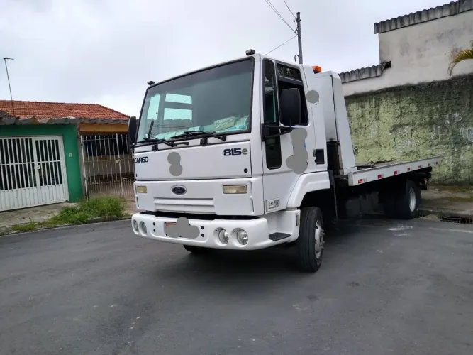 Ford cargo 815 e plataforma de guincho ano 2012.    