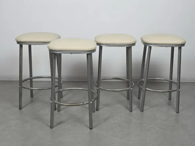 Conjunto de 4 banquetas década de 70