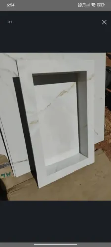 Nicho porcelanato branco rajado para banheiro 