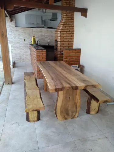 Mesa rústica até 2metros, c/dois bancos, só $1.399