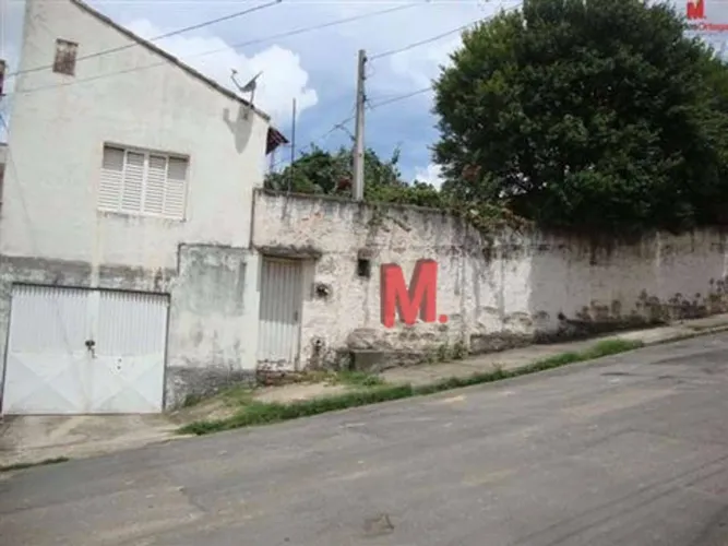 Terreno com Edicula no Fundo