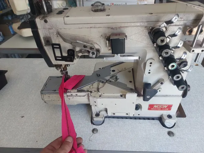 Máquina de Costura galoneira Nissan japonesa 3 agulhas 