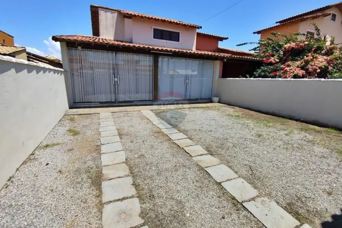 À venda casa linear com pé-direito alto a poucas quadras da praia em Unamar