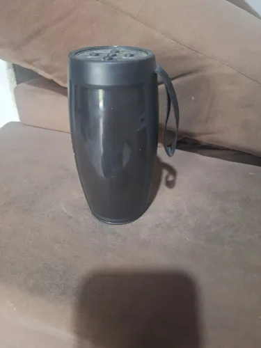 CAIXINHA DE SOM 40 REAIS EM BOM ESTADO COM BLUETOOTH E LUZES .