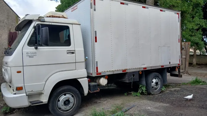 VW Delivery 5-140 2010 baú c/ plataforma hidráulica