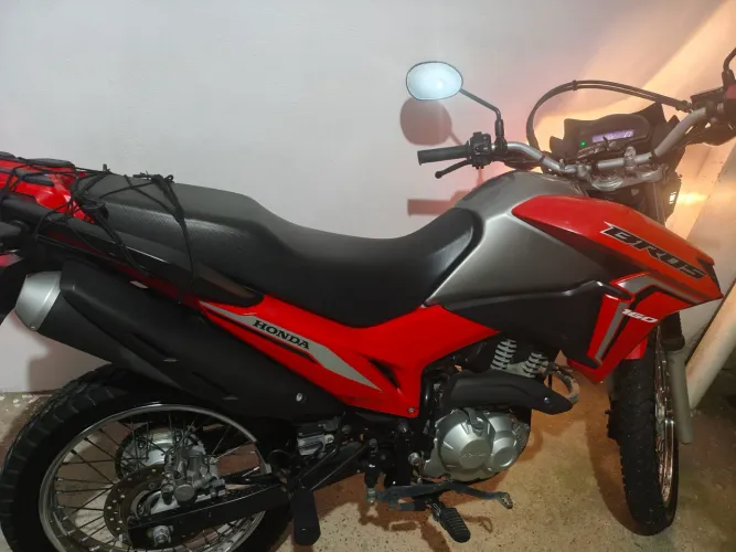 Vendo essa moto Bros quitada ano 2023 todos os documentos em dias .