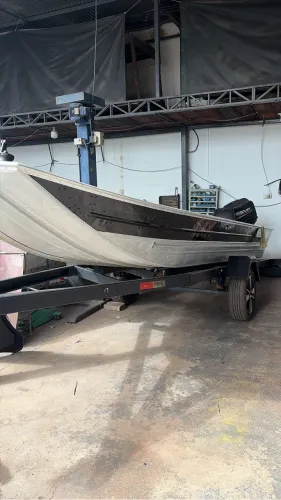 Barco semi chato com motor e carreta 