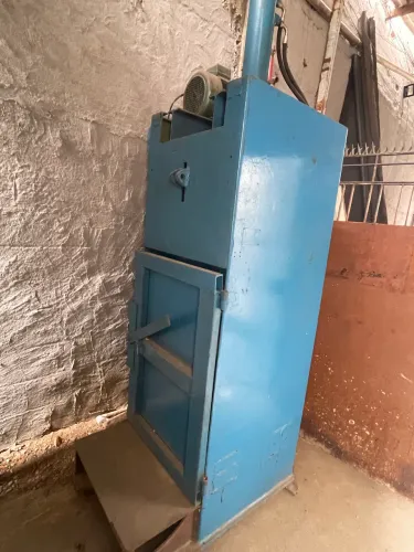 Prensa de papelão 7 cv funcionando 