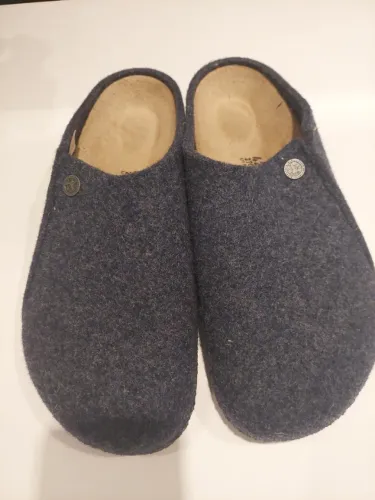 Birkenstock, modelo Zermatt ou o modelo Amsterdam em feltro de lã azul