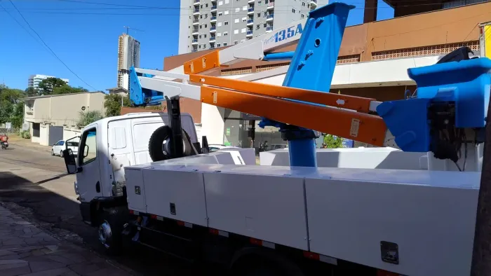 MB 815 equipada com Cesto aéreo de 13,5 metros isolado.