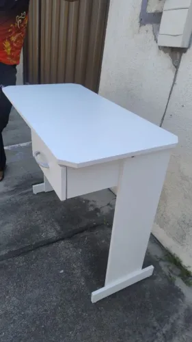 Mesa com gaveta perna simples