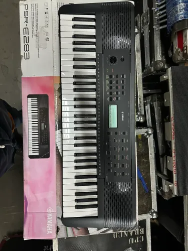 Piano PSR E283