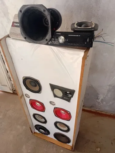 Vendo caixa de som,caseiro,do jeito da foto,todos os falates funcionam . * 