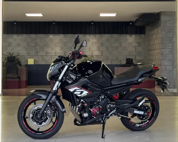 XJ6 N modelo SP 2015 preta