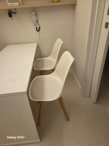 Mesa e jogo de cadeiras de escritório
