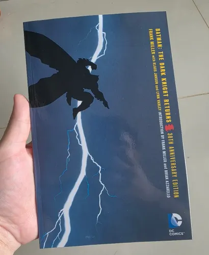 Batman the dark knight returns 30th anniversary edition - Inglês