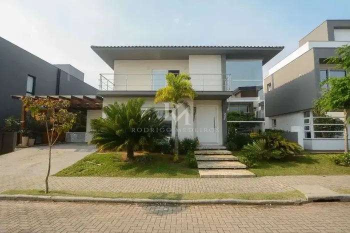 Casa mobiliada com 3 suítes, piscina e sauna à venda no Rio Tavares, Florianópolis. Em con