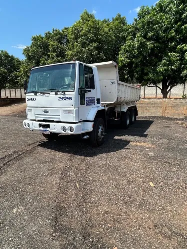 Caminhão Ford Cargo 26X26
