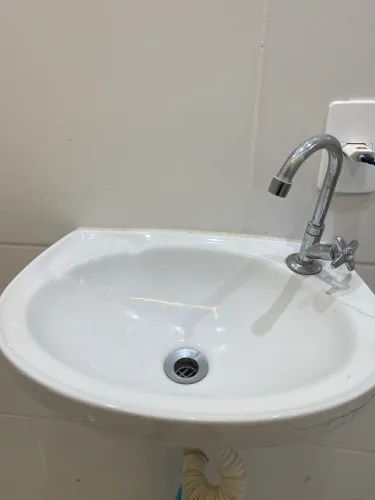 Pia banheiro com torneira