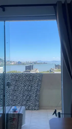 QUARTO MOBILIADO EM CASA COM VISTA PARA O MAR - APENAS MULHERES