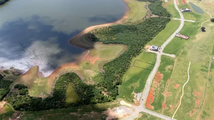Terreno em condomínio fechado com centro náutico exclusivo e campo de golf