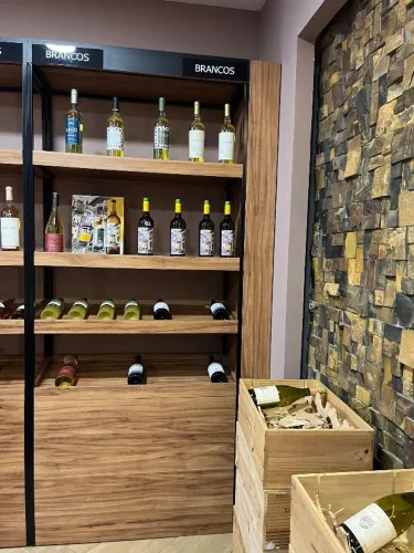 Prateleira expositora de vinhos - 87 cm de largura e 2,25 de altura 
