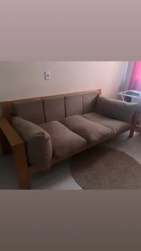 VENDE-SE SOFÁ DE MADEIRA CEREJEIRA COM ALMOFADAS