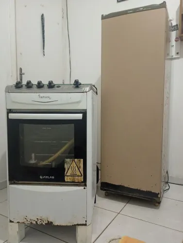 Fogão e Geladeira juntos.