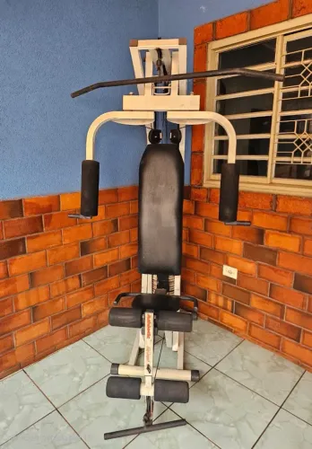 Aparelho de musculação em perfeito estado de conservação