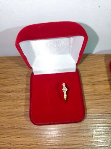 Venda de anel de noivado, material: aço cirúrgico, banhado a ouro 18K.