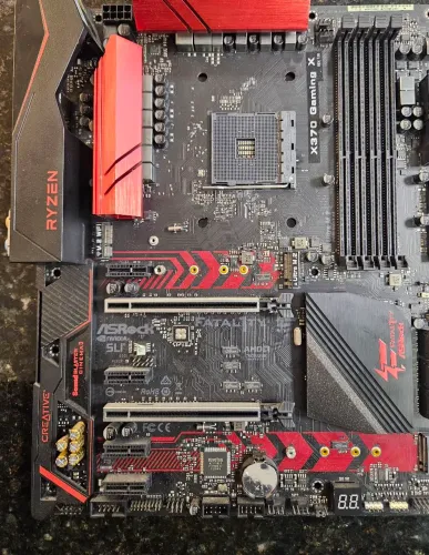 Placa mãe ASRock x370 Am4 com defeito para retirada de peças 