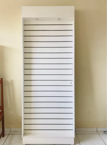 Expositor de Loja Painel Canaletado com Iluminação LED - Branco