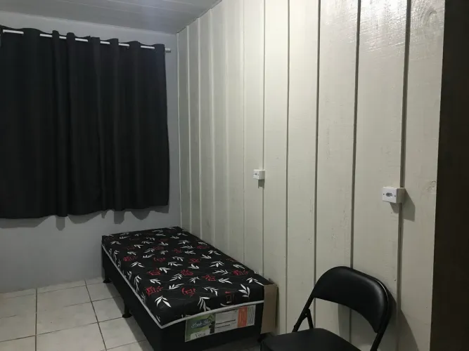 Alugo quartos mobiliados a 4 quadras do shopping palladium e Muffato no portão