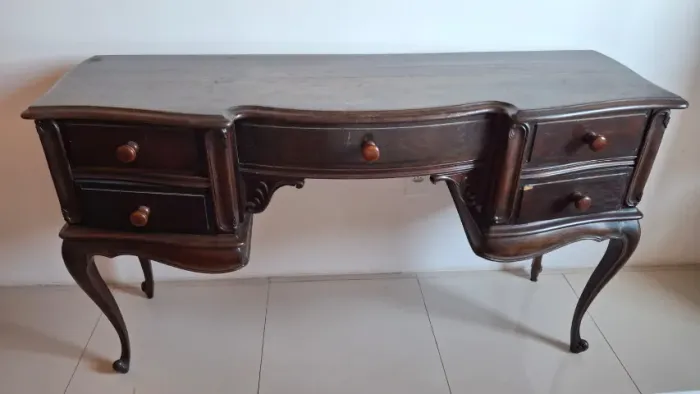 Escrivaninha/Pentiadeira c/ gavetas + Moldura de Espelho + Banqueta em madeira.