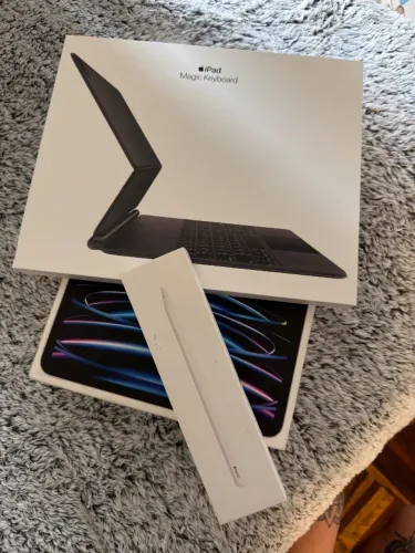 iPad Pro M2 12,9 256GB + Apple Pencil + Magic Keyboard | 70 Ciclos | Completo na Caixa