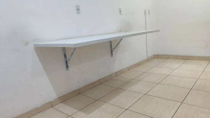 MESA DOBRÁVEL + 04 CADEIRAS DE MADEIRA