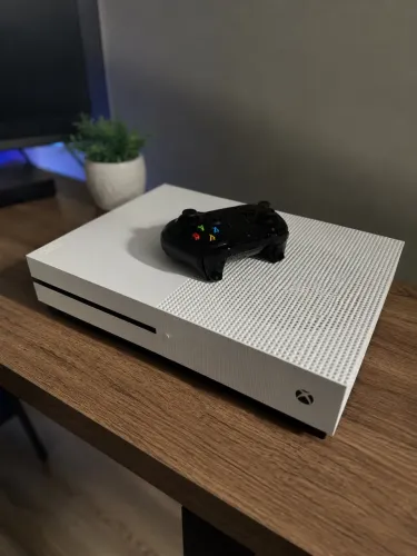 XBOX ONE S + CONTROLE ORIGINAL