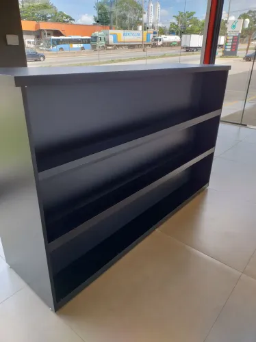 Balcão de MDF com expositores