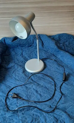 Luminária de mesa com haste flexível cor prata