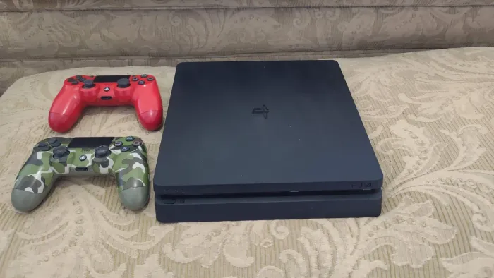 PS4 SLIM COM JOGOS MAIS 2 CONTROLES ORIGINAIS E XBOX ONE MAIS CONTROLE ORIGINAL