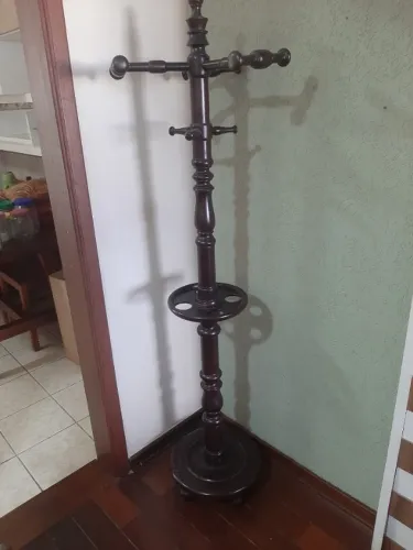  Cabideiro ( Mancebo) em madeira nobre ,16 apoios para pendurar, riquíssimo em detalhes.
