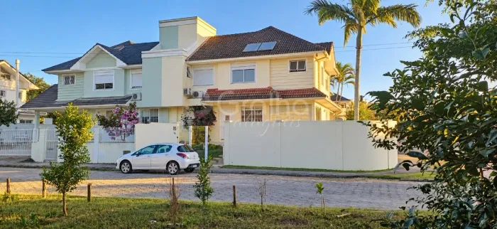 Casa com 3 suítes, mobiliada e piscina