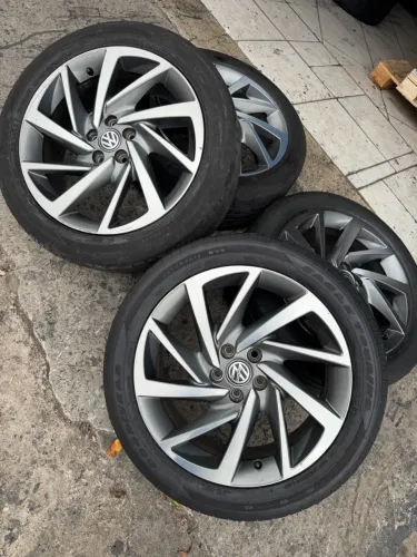 Jogo de rodas aro 17 original VW 5x100 com 4 pneus