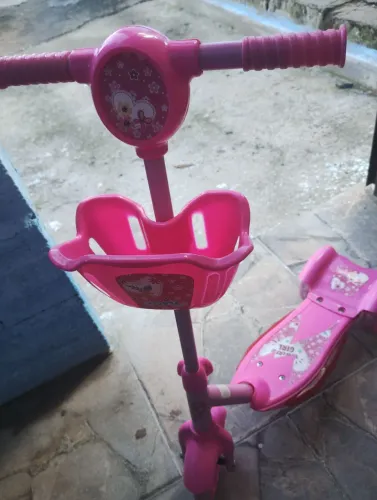 Patinete infantil feminino que toca música