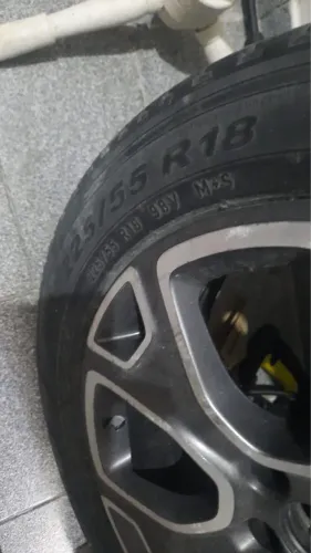 Pneu com roda aro 18