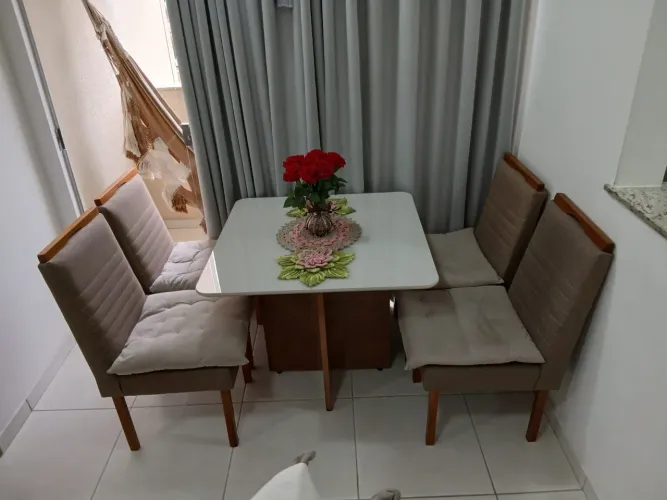 Mesa com 4 cadeiras