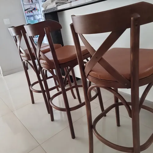 Trio de banquetas madeira maciça e couro ecológico caramelo