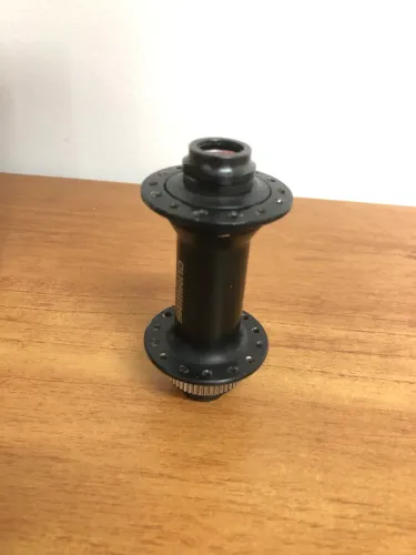 Cubo Shimano MT400b 110x15mm 28 furos