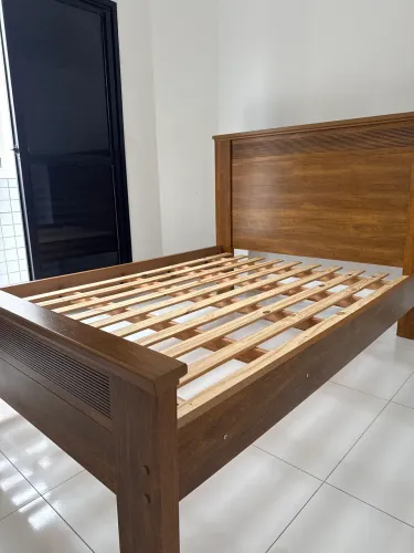Cama casal - Estrutura Firme / Excelente Estado